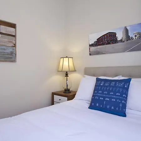 Two-bedroom On W Division Street Apt 3r Apartment *