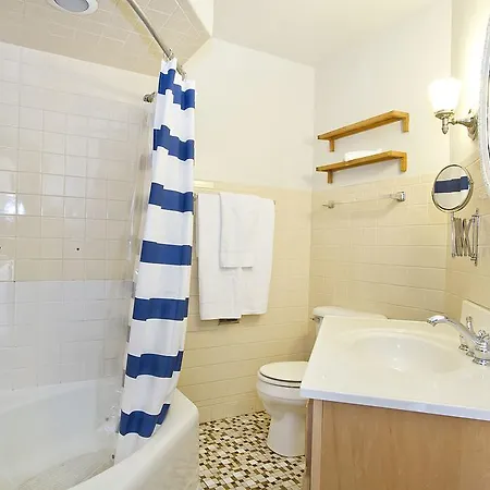 Three-bedroom On N Lincoln Avenue Apt 2
