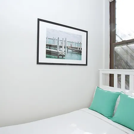 Three-bedroom On N Lincoln Avenue Apt 2 *