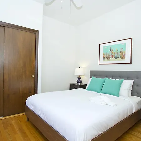 Three-bedroom On N Lincoln Avenue Apt 2 *