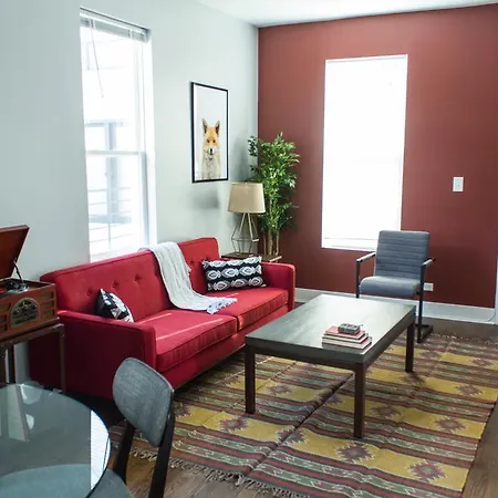 Apartment Two-bedroom On W Barry Avenue Apt 1r Chicago