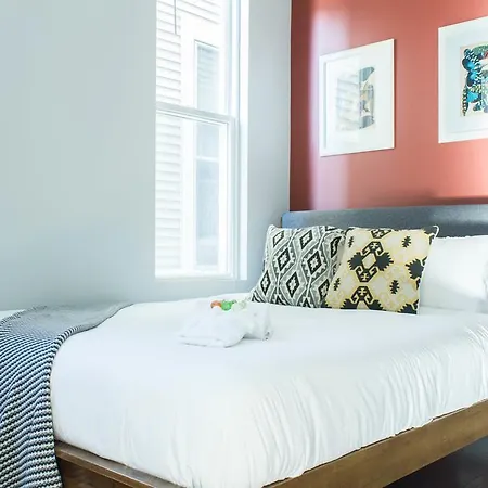 Two-bedroom On W Barry Avenue Apt 1r