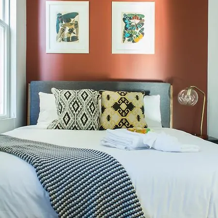 Two-bedroom On W Barry Avenue Apt 1r Apartment *