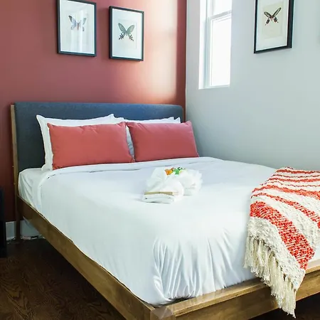 Apartment Two-bedroom On W Barry Avenue Apt 1r