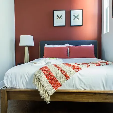 Two-bedroom On W Barry Avenue Apt 1r Apartment Chicago