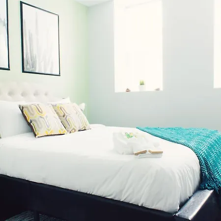 Apartment Three-bedroom On W Barry Avenue Apt G *