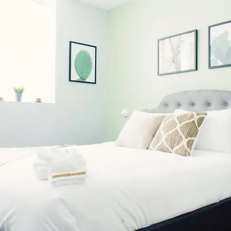 Three-bedroom On W Barry Avenue Apt G Apartment