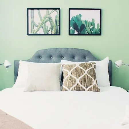 Apartment Three-bedroom On W Barry Avenue Apt G *