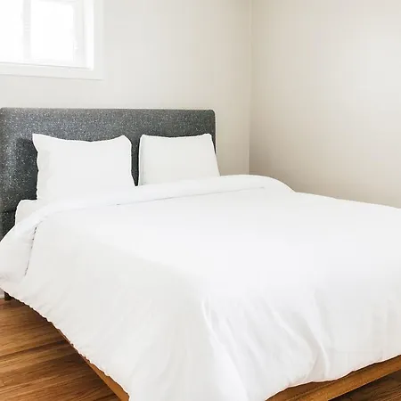 A Quiet Getaway - Minutes From Wrigley & Boystown Apartment *