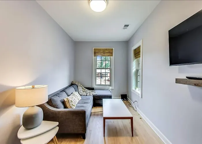 Cozy Coach House With Private Deck