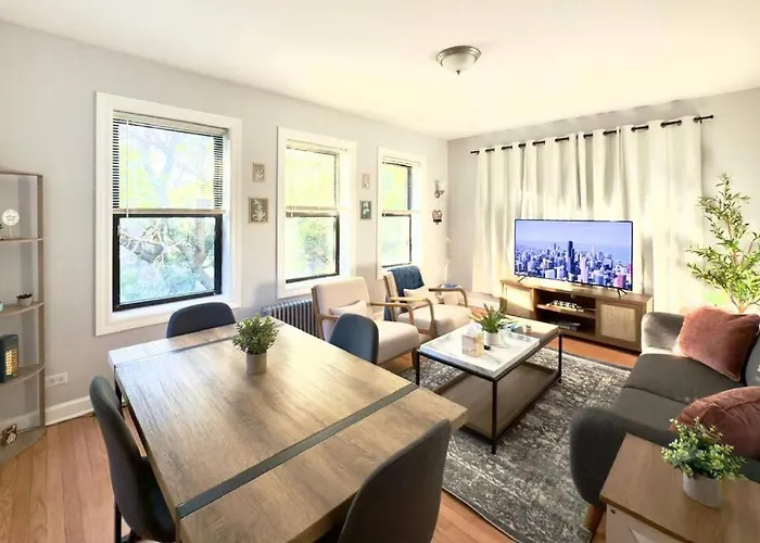Central 1Br Retreat Cozy & Inviting Near Loyola