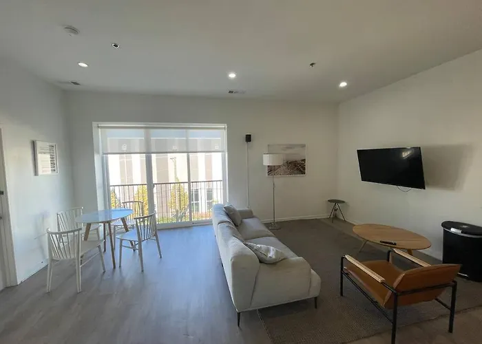 Luxurious 4 Bedroom Retreat In The Heart Of Chicago\'S Vibrant Downtown