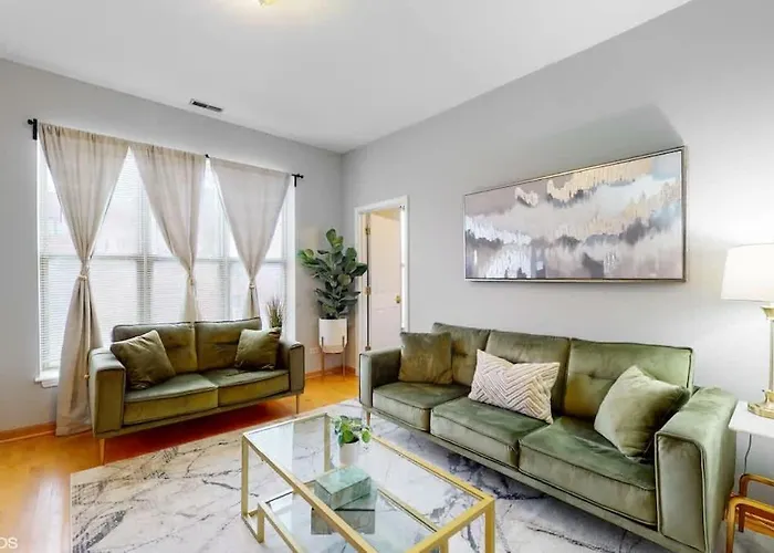 Modern Green Escape Near Il Medical District