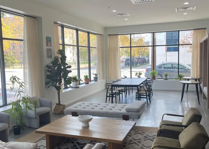 Shared Modern Apartment Close To Downtown Chicago