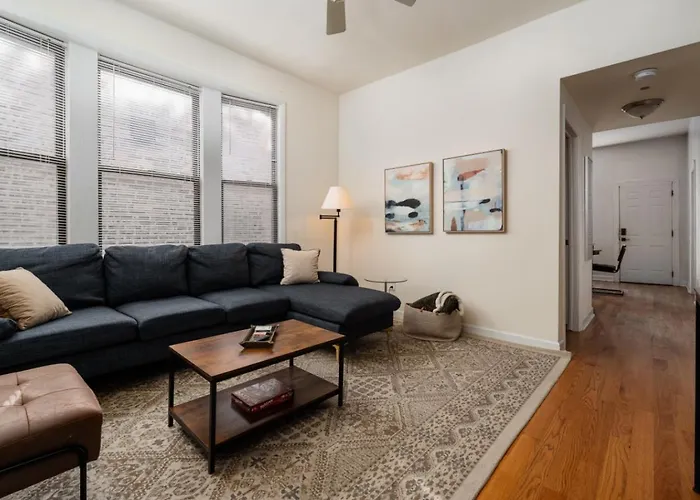 Ukrainian Village 2Br Modern Apartment D2