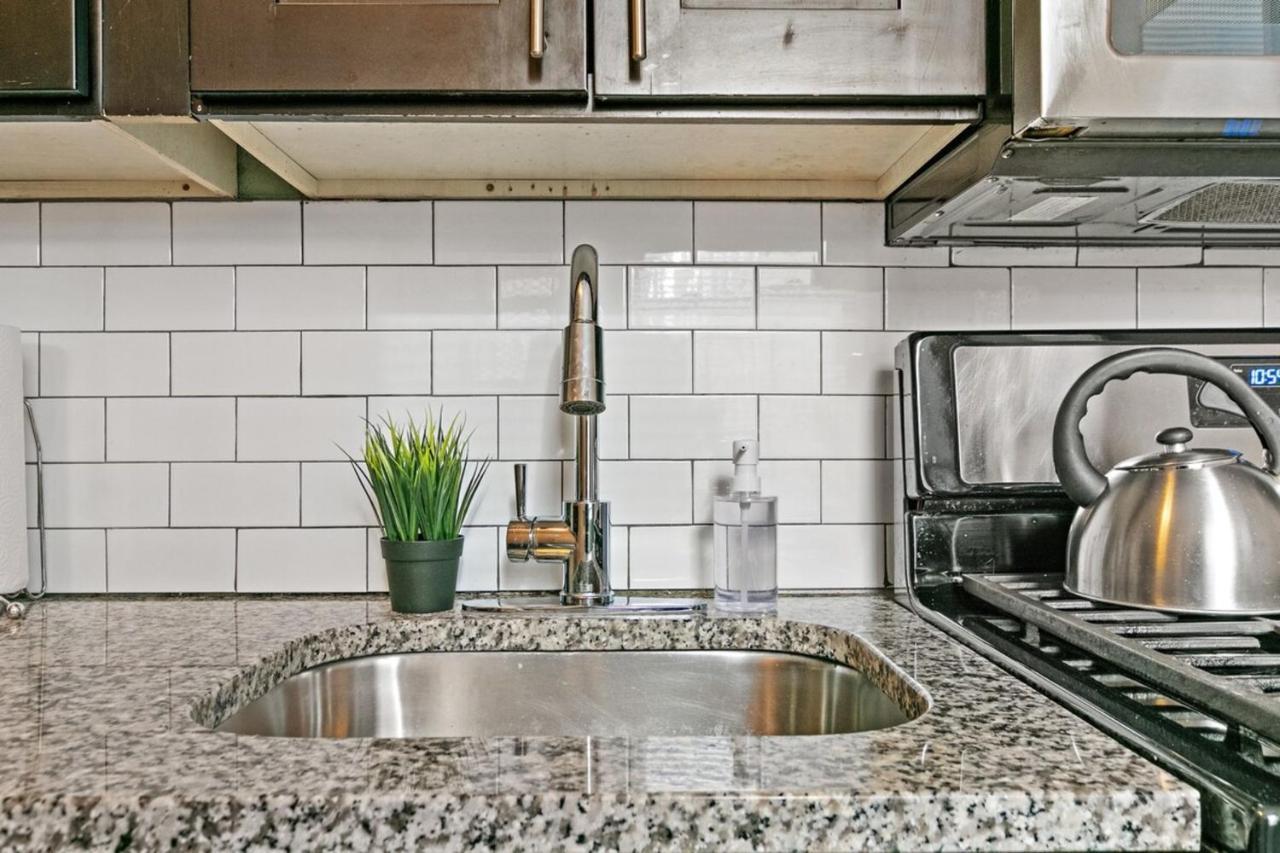 Roomy 3br Apt Near Beach, Park & Loyola - Lunt 2n * Chicago