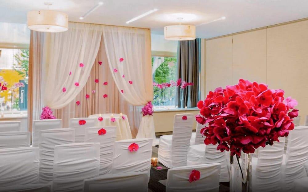 The Collection Magnificent Mile Hotel