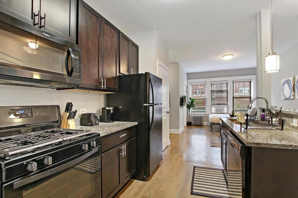 Apartment Modern Minimalist In Portage Park - Pensacola 3w Chicago