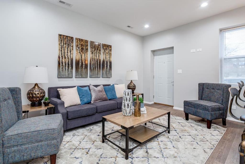 2 On Southport 4 Queen Beds Chicago