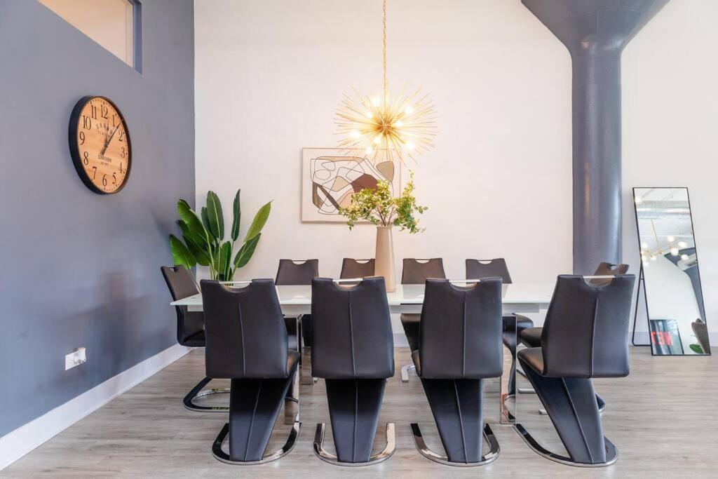 Massive Luxury 5br Loft For Groups Up To 12 Guests With Optional Parking And Gym Access Near Mccormick Place And Soldier Field *