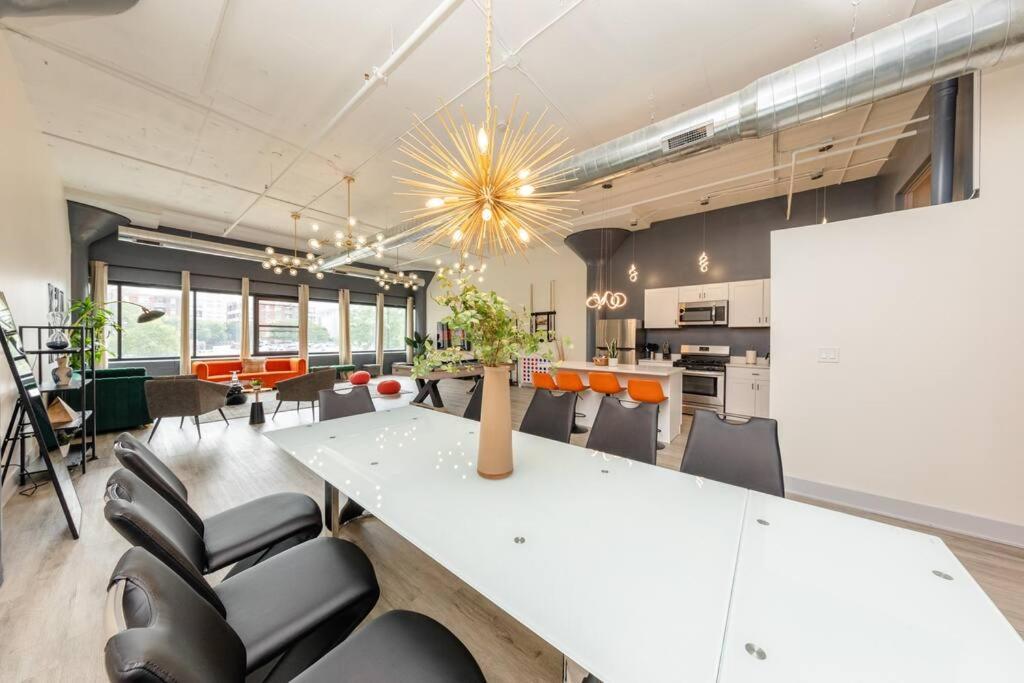 Massive Luxury 5br Loft For Groups Up To 12 Guests With Optional Parking And Gym Access Near Mccormick Place And Soldier Field Chicago