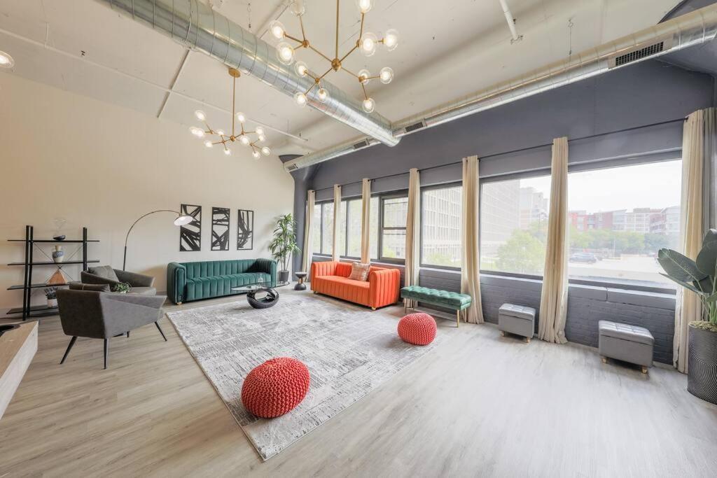 Apartment Massive Luxury 5br Loft For Groups Up To 12 Guests With Optional Parking And Gym Access Near Mccormick Place And Soldier Field *