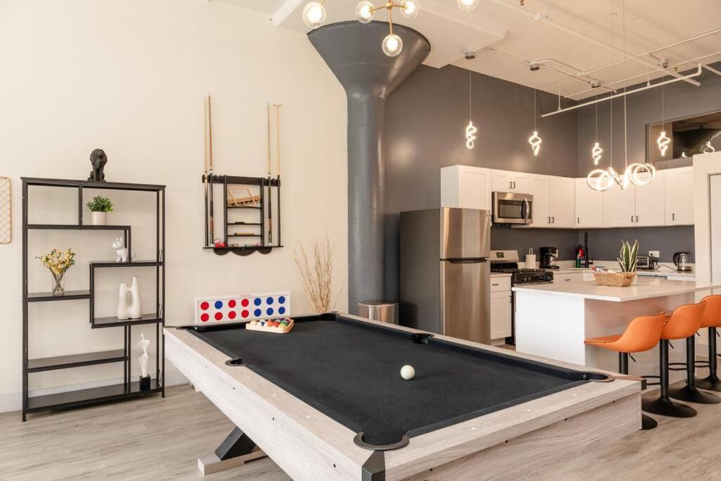 Massive Luxury 5br Loft For Groups Up To 12 Guests With Optional Parking And Gym Access Near Mccormick Place And Soldier Field *