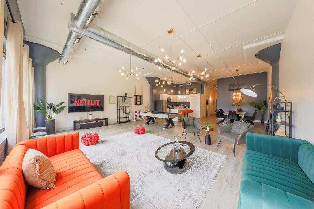 Massive Luxury 5br Loft For Groups Up To 12 Guests With Optional Parking And Gym Access Near Mccormick Place And Soldier Field *