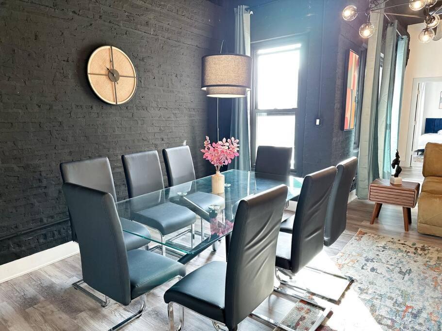 Luxury 5br Retreat Perfect For Groups With Pool Table & Optional Parking Near Mccormick Place And Soldier Field Apartment *
