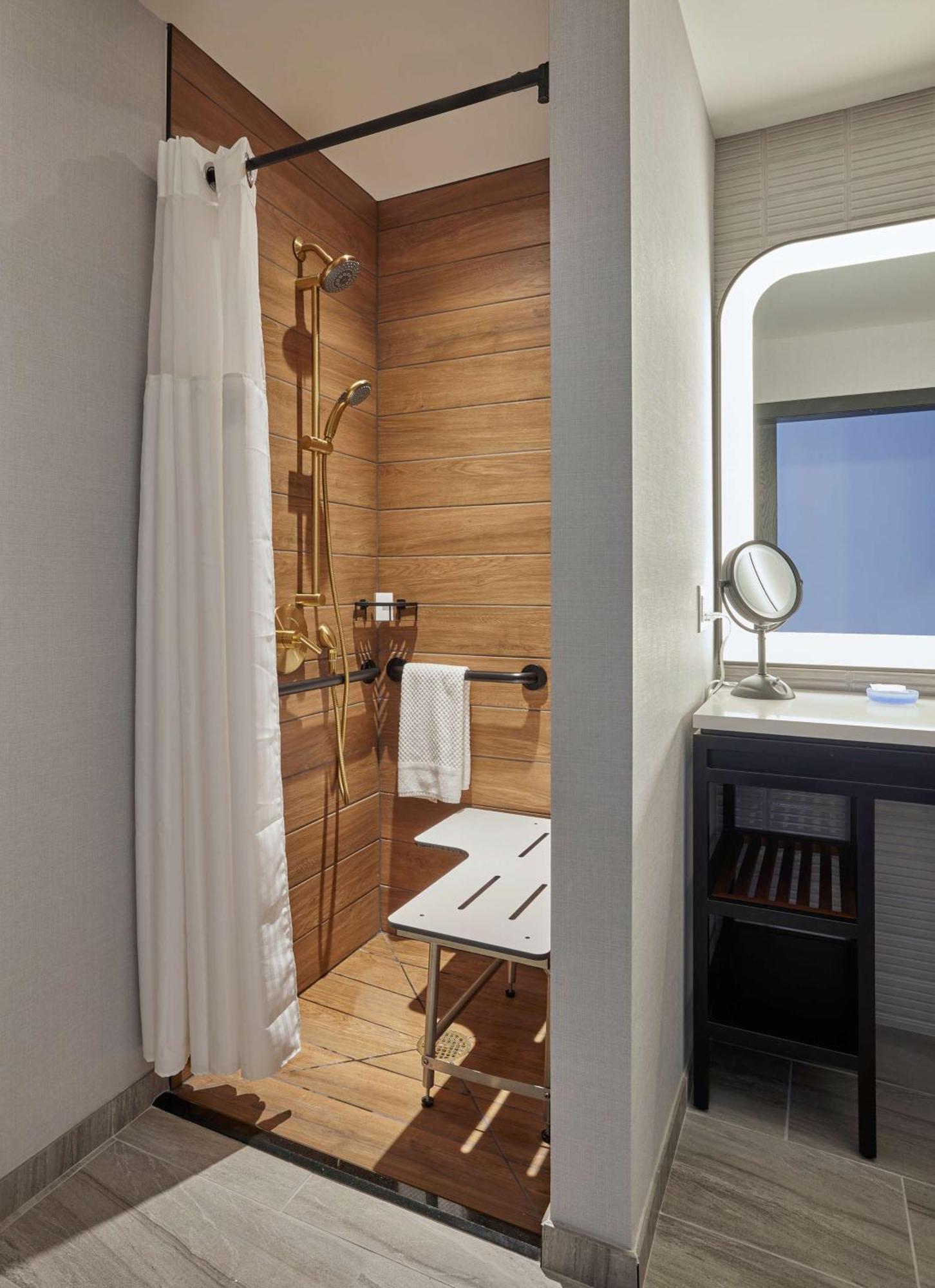 Sable At Navy Pier Chicago, Curio Collection By Hilton Hotel 4*