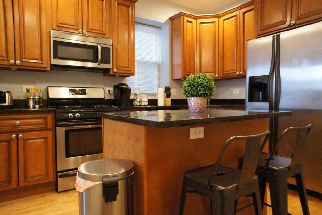 Cozy Nest In Chicago's Vibrant Lincoln Square Apartment