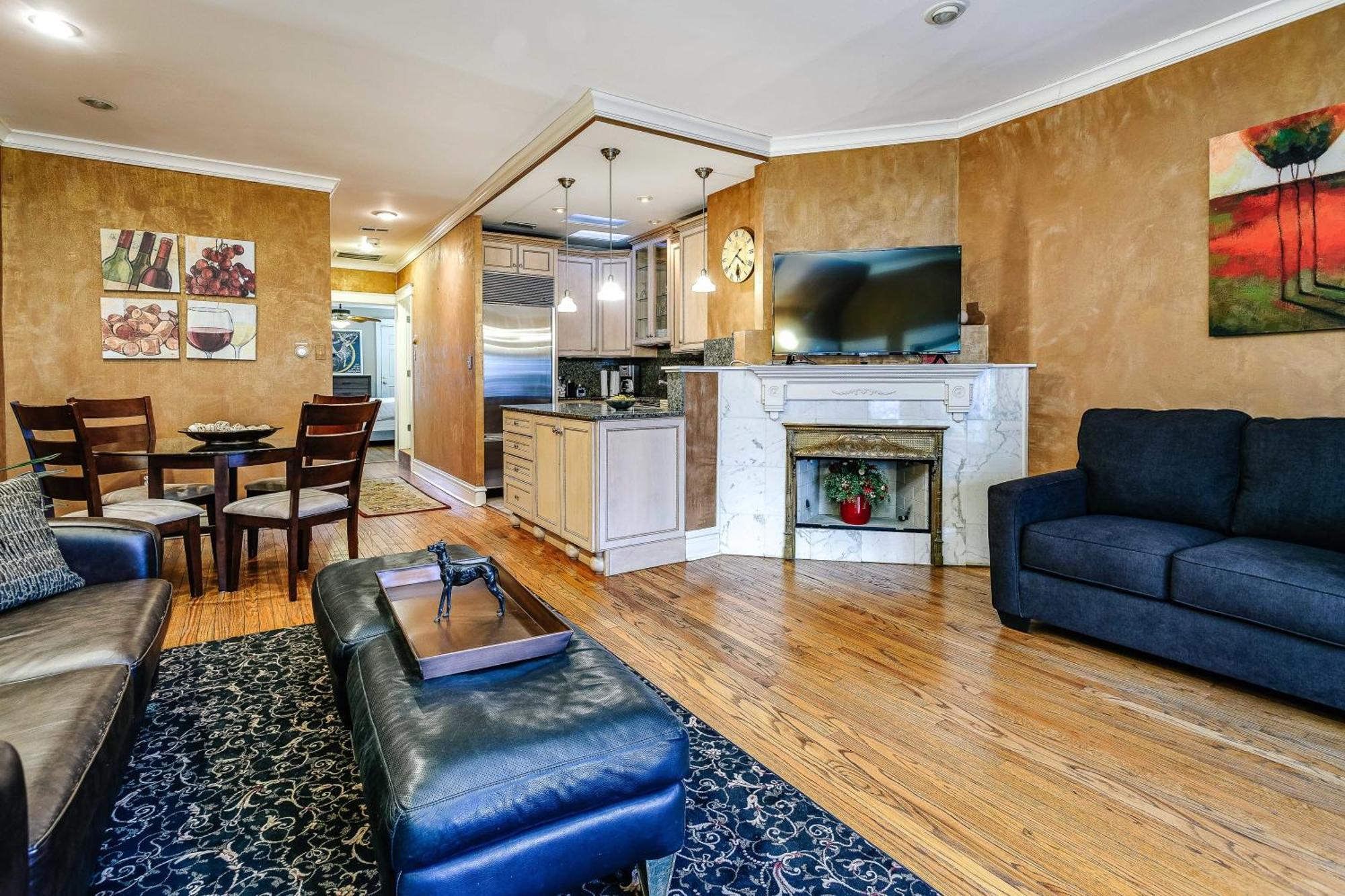 Historic And Unique Brownstone In Gold Coast - Downtown - 3