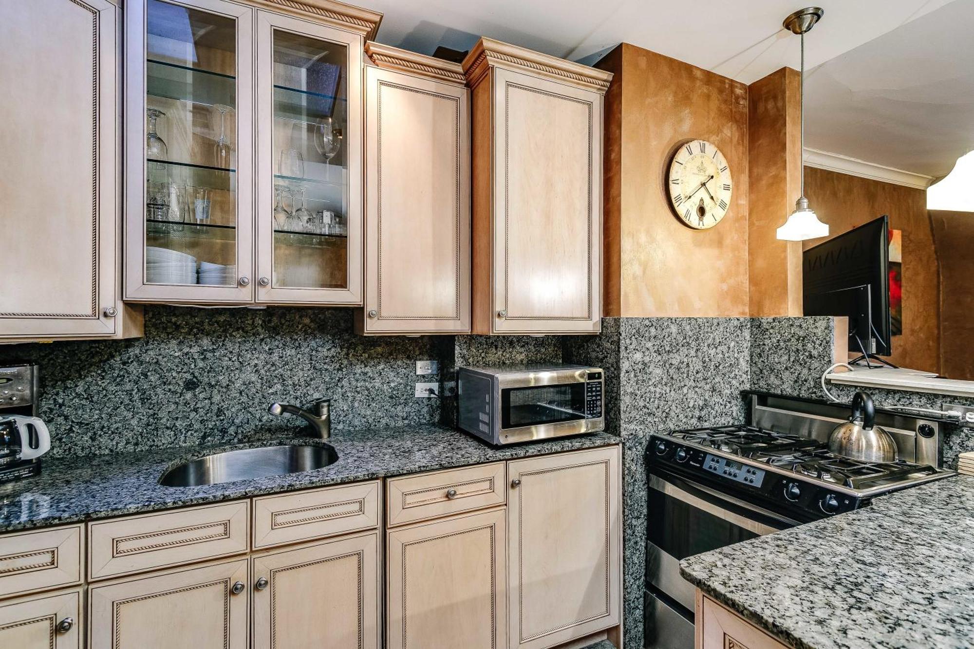 Historic And Unique Brownstone In Gold Coast - Downtown - 3