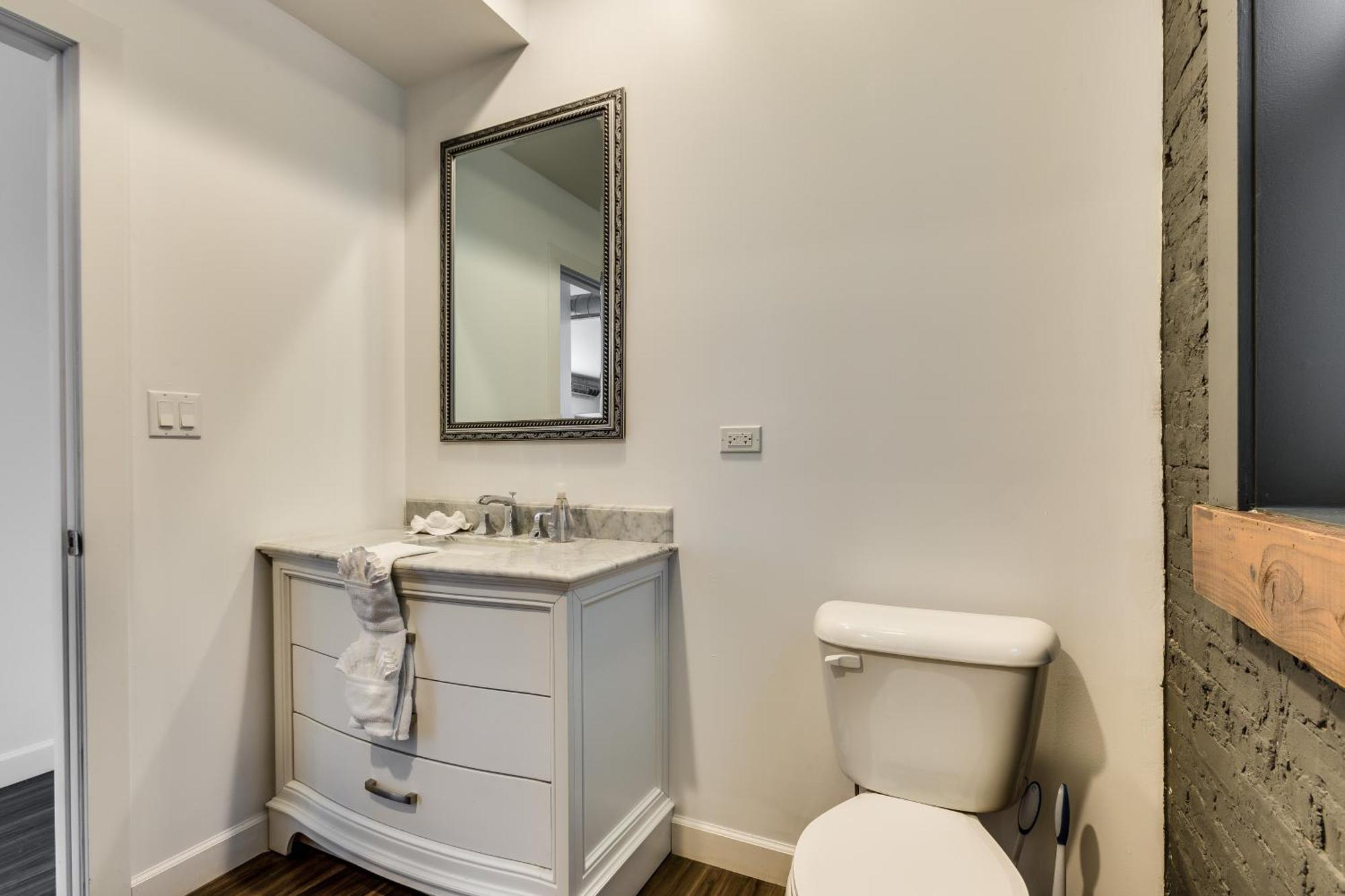 Pet Friendly And For 7! Large Common Areas To Converse And Connect Apts * Chicago