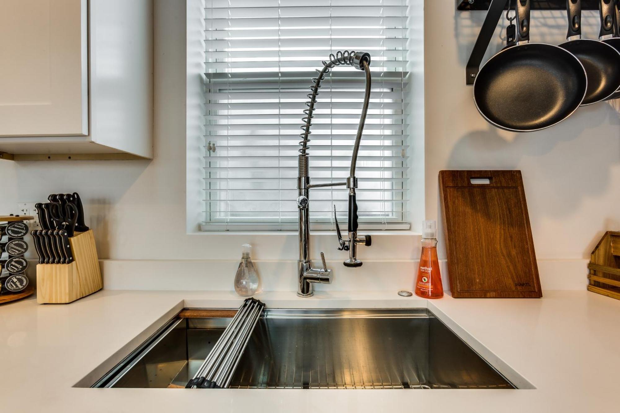 Pet Friendly And For 7! Large Common Areas To Converse And Connect Apts * Chicago