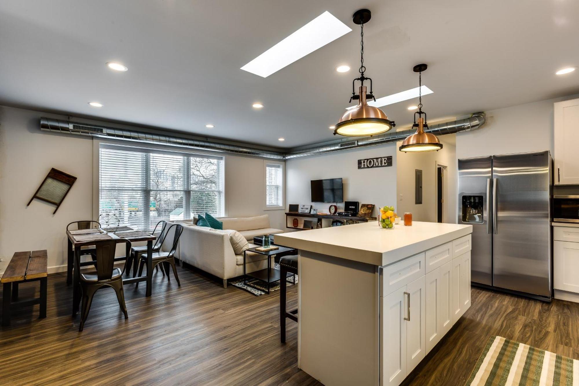 Pet Friendly And For 7! Large Common Areas To Converse And Connect Apts *