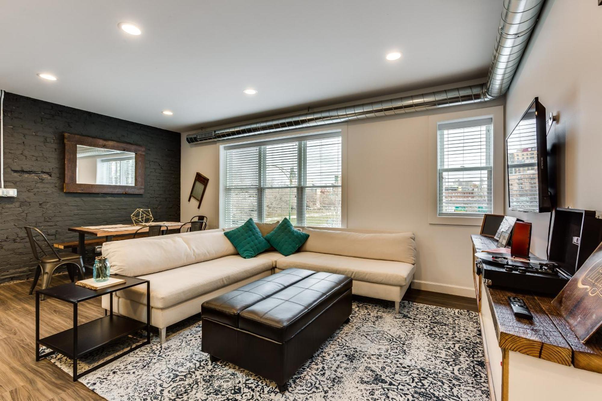 Pet Friendly And For 7! Large Common Areas To Converse And Connect Apts * Chicago