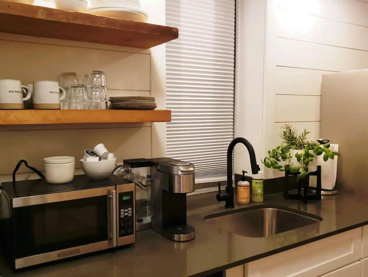 Apartamento Cozy Coach House With Private Deck *
