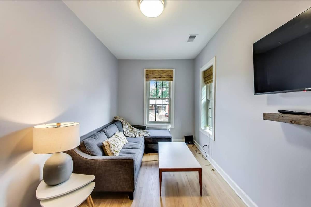 Apartamento Cozy Coach House With Private Deck *