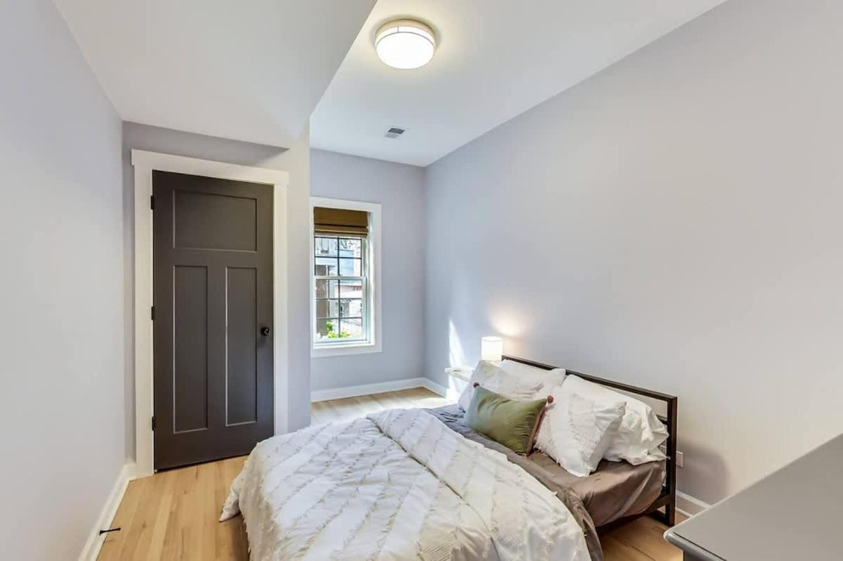 Cozy Coach House With Private Deck Apartamento