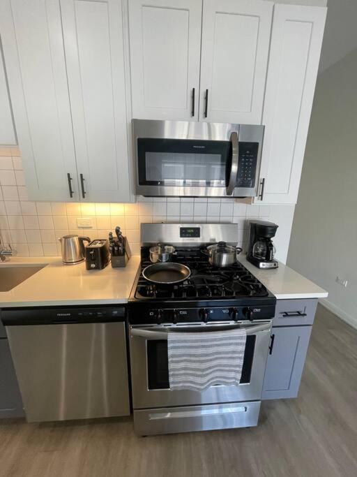 Luxurious 4 Bedroom Retreat In The Heart Of Chicago's Vibrant Downtown