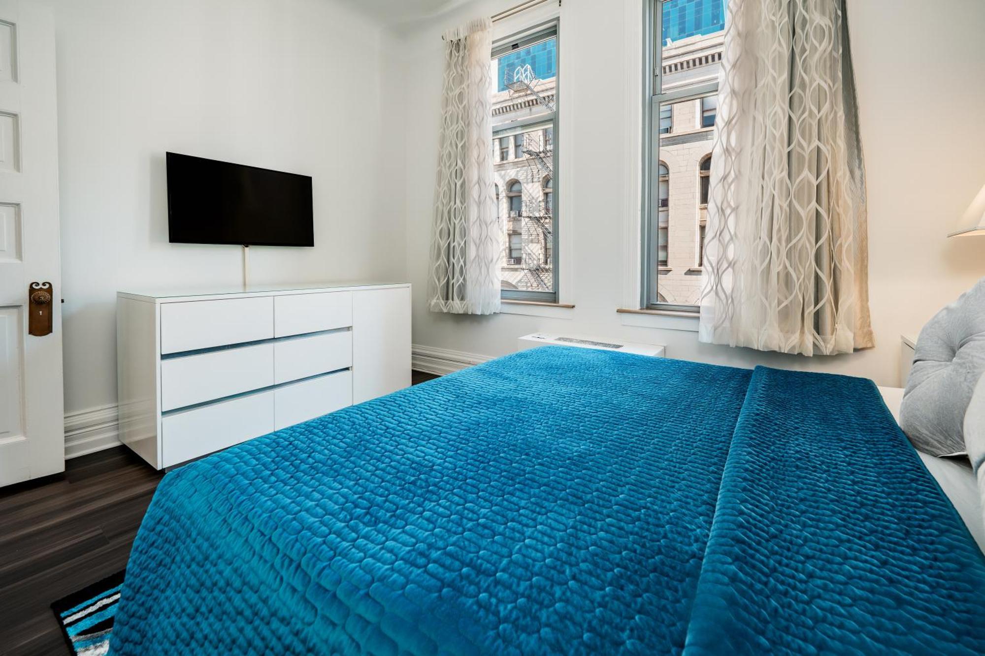 Congress Plaza Hotel 3*