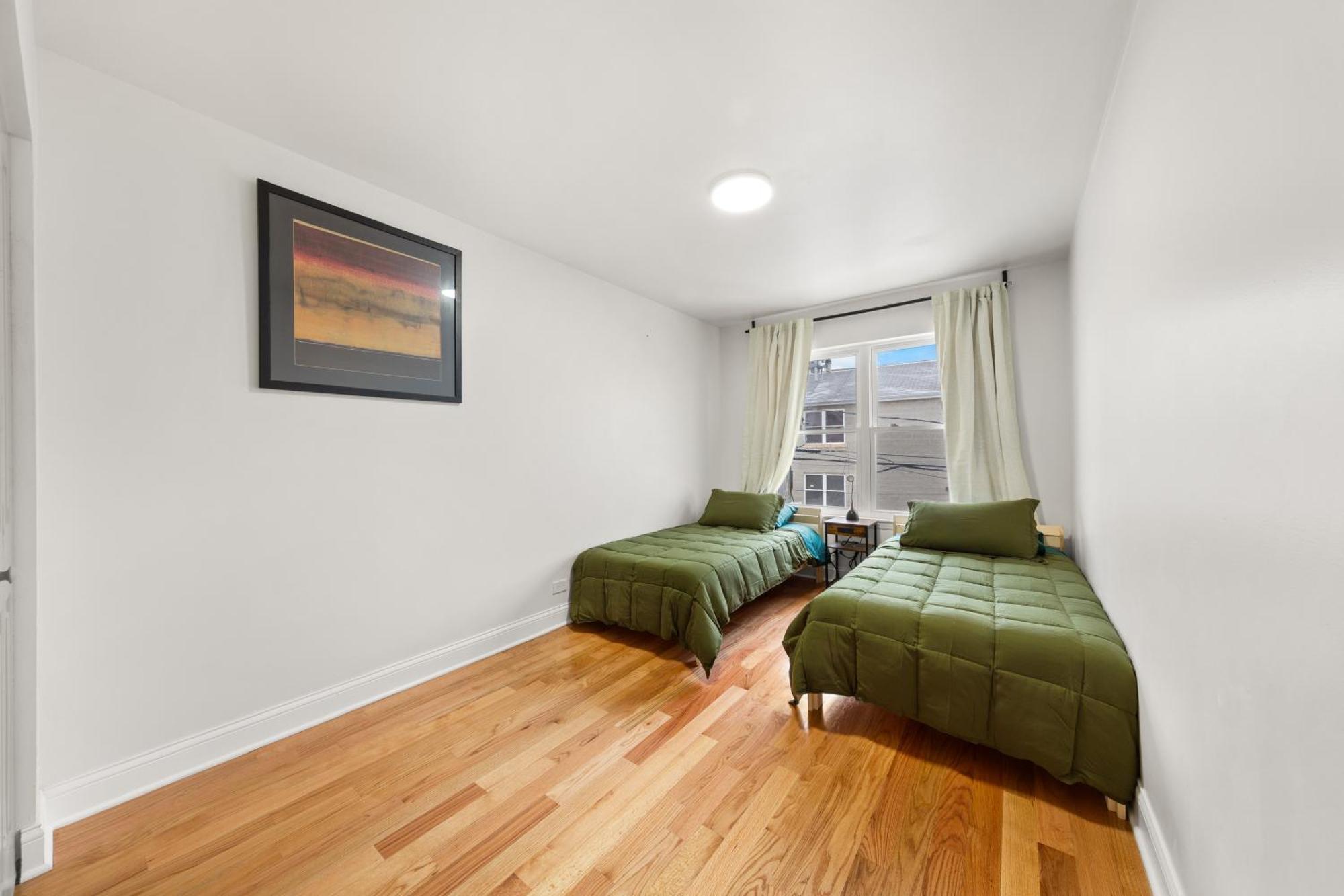 Perfect Location Across From Park & Train Station Casa de Férias