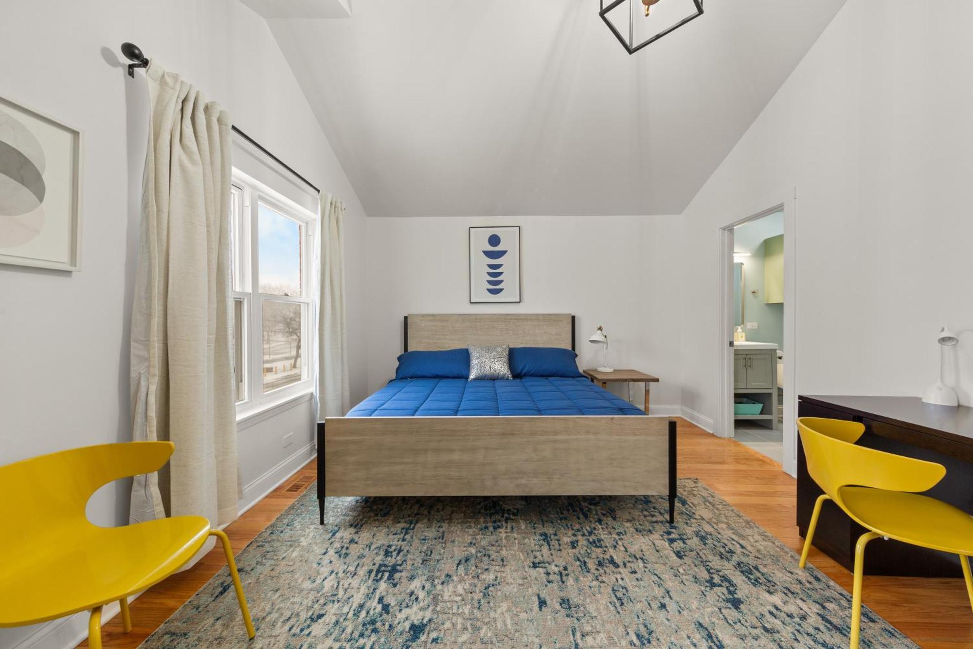 Perfect Location Across From Park & Train Station Casa de Férias