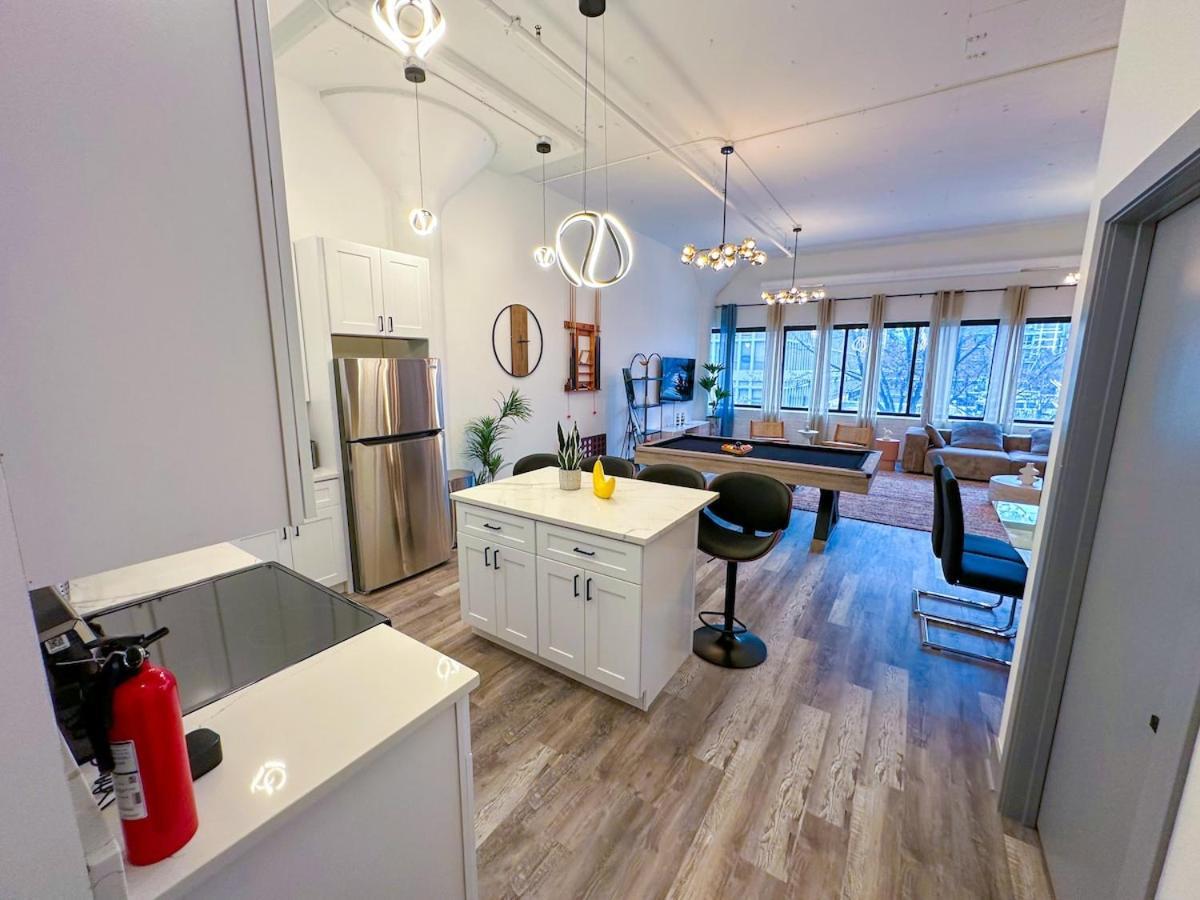 Luxury 6br With Pool Table Sleeps 12 Perfect For Group Near Mccormick Place, Grant Park And Soldier Field Apartment *