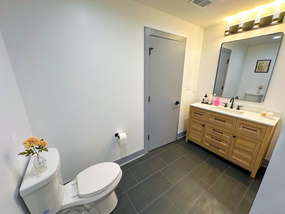 Luxury 6br With Pool Table Sleeps 12 Perfect For Group Near Mccormick Place, Grant Park And Soldier Field Chicago