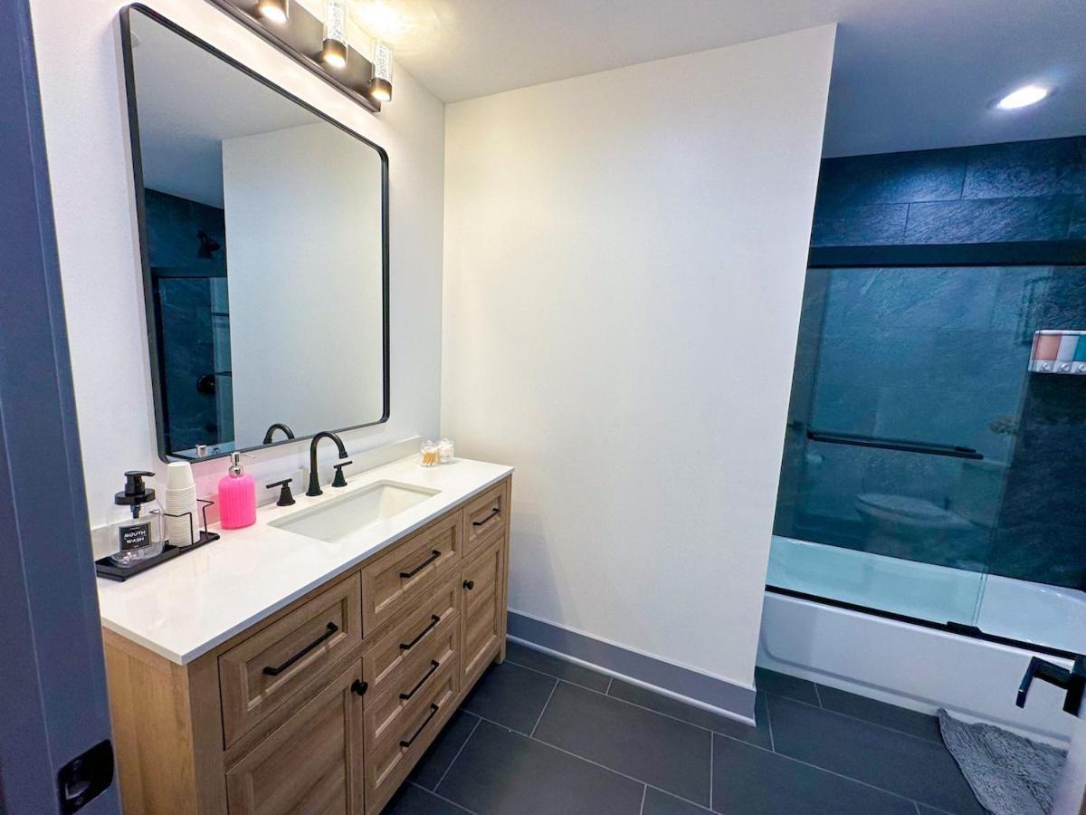 Luxury 6br With Pool Table Sleeps 12 Perfect For Group Near Mccormick Place, Grant Park And Soldier Field Apartment Chicago