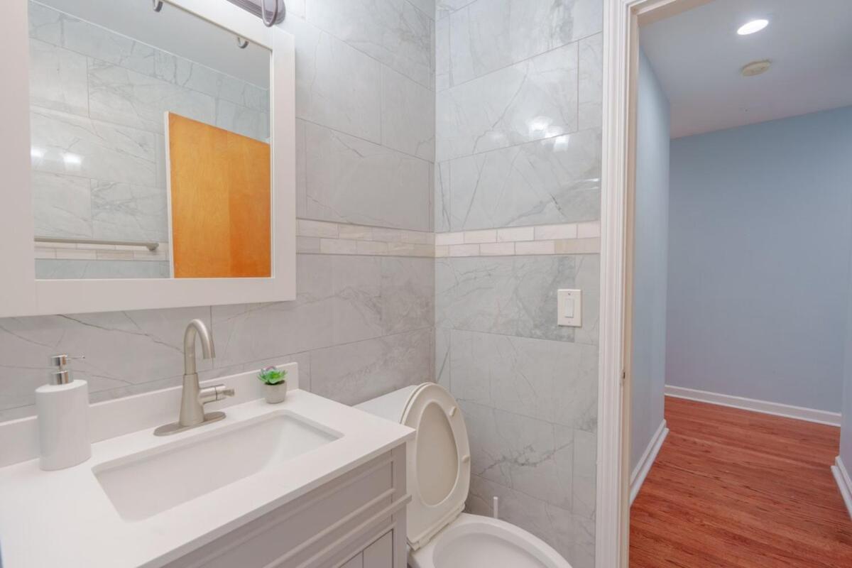 Cozy 3br With Parking Easy Access Shore Dr Appartement
