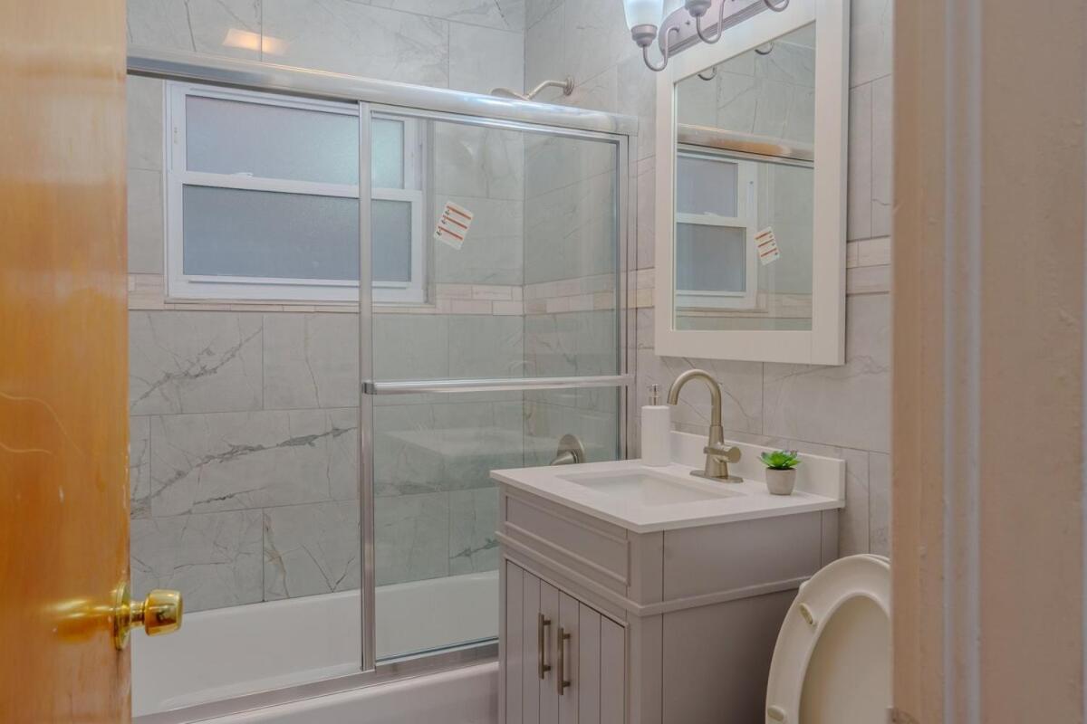 Cozy 3br With Parking Easy Access Shore Dr Appartement