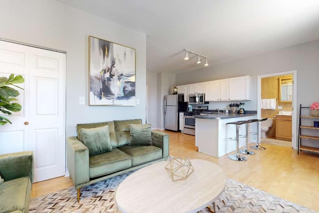 Sleek Urban Retreat Steps From Il Med District Chicago